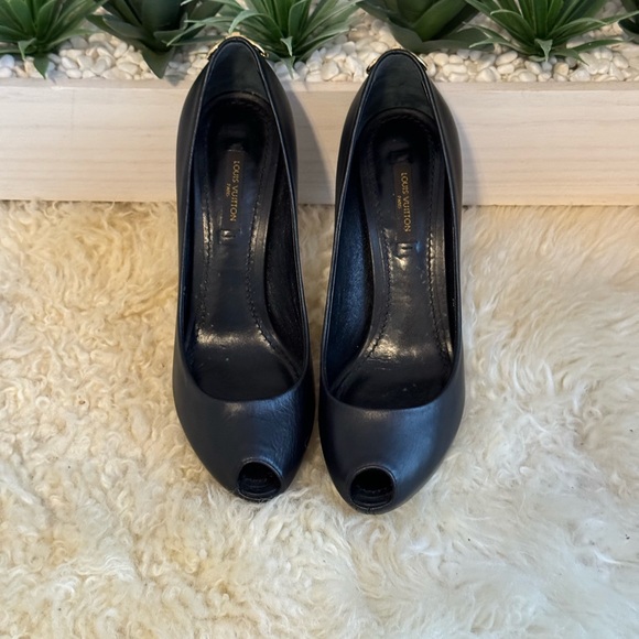 AUTHENTIC Luis Vuitton pumps - Picture 8 of 10